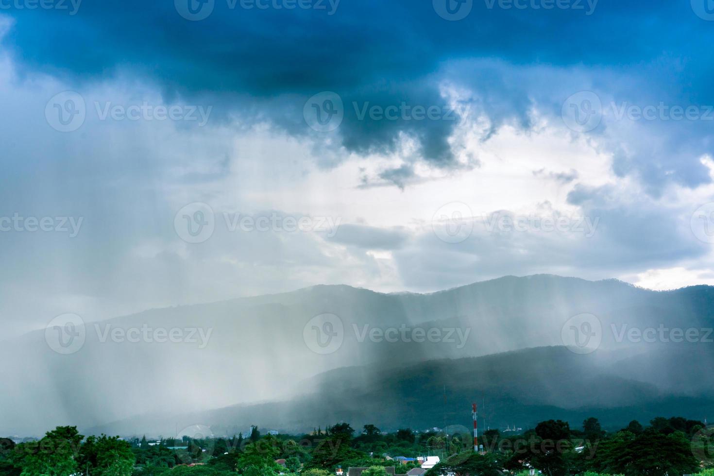 schön Landschaft Natur Aussicht Berge und Stadt, Dorf mit ein regnerisch Tag beim Nord Thailand foto