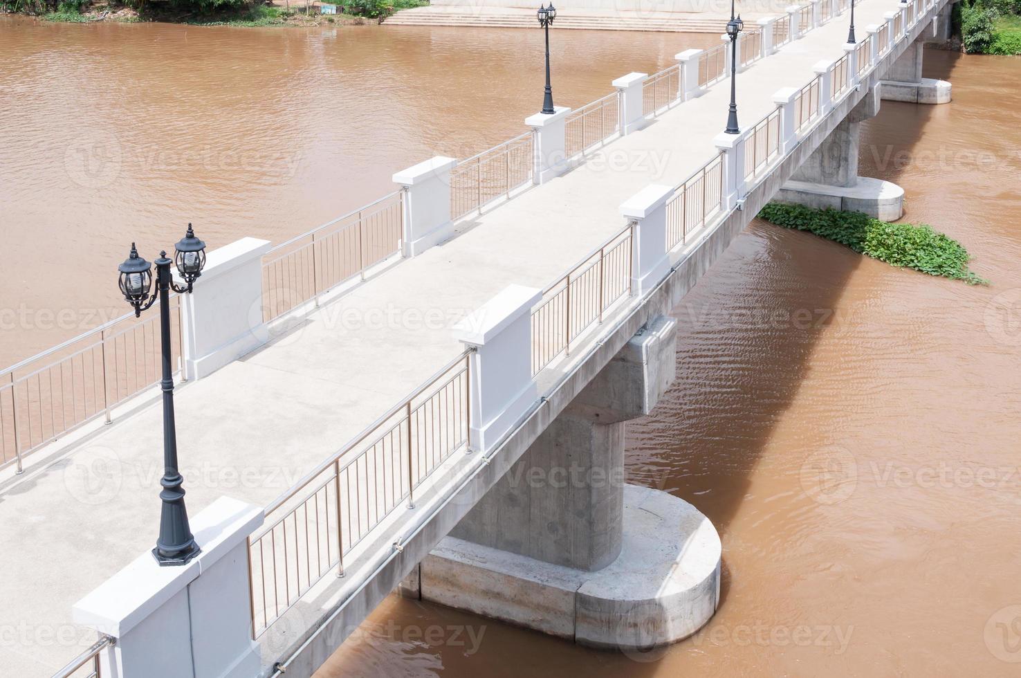 Zement Brücke Gehen Pfad und Straße Lampe, Ping Fluss Brücke, Chiangmai Nord thailand.kopie Raum foto