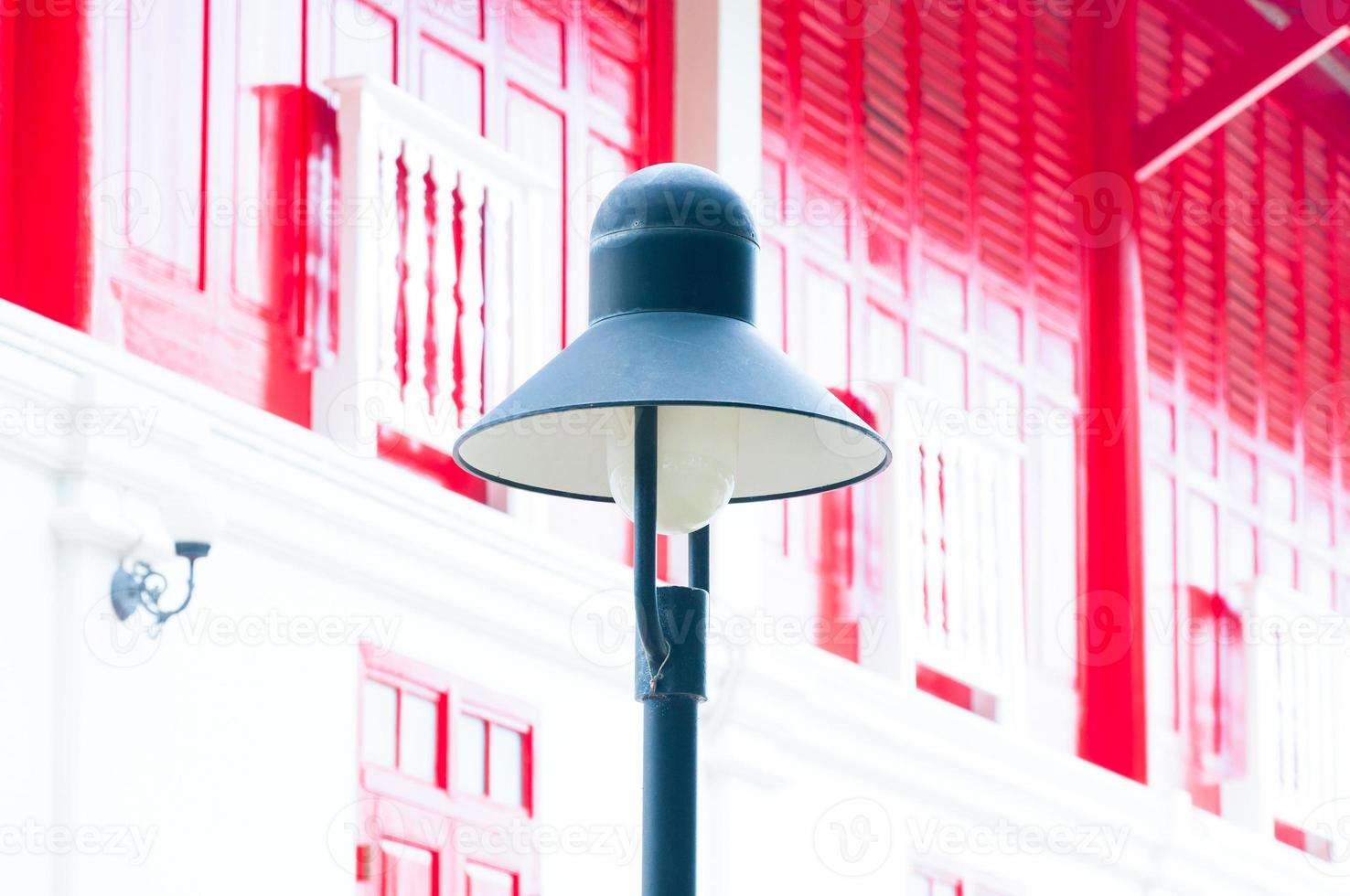 Straße Lampe retro auf traditionell rot Tür hölzern Hintergrund foto