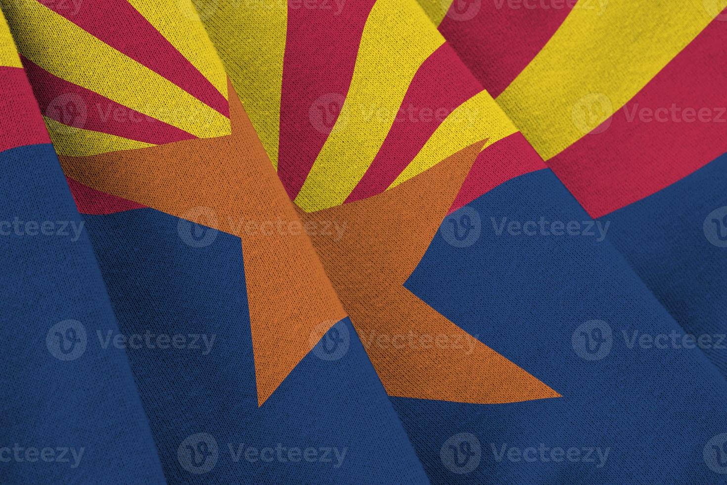 arizona us-staatsflagge mit großen falten, die in der nähe unter dem studiolicht im innenbereich wehen. die offiziellen symbole und farben im banner foto