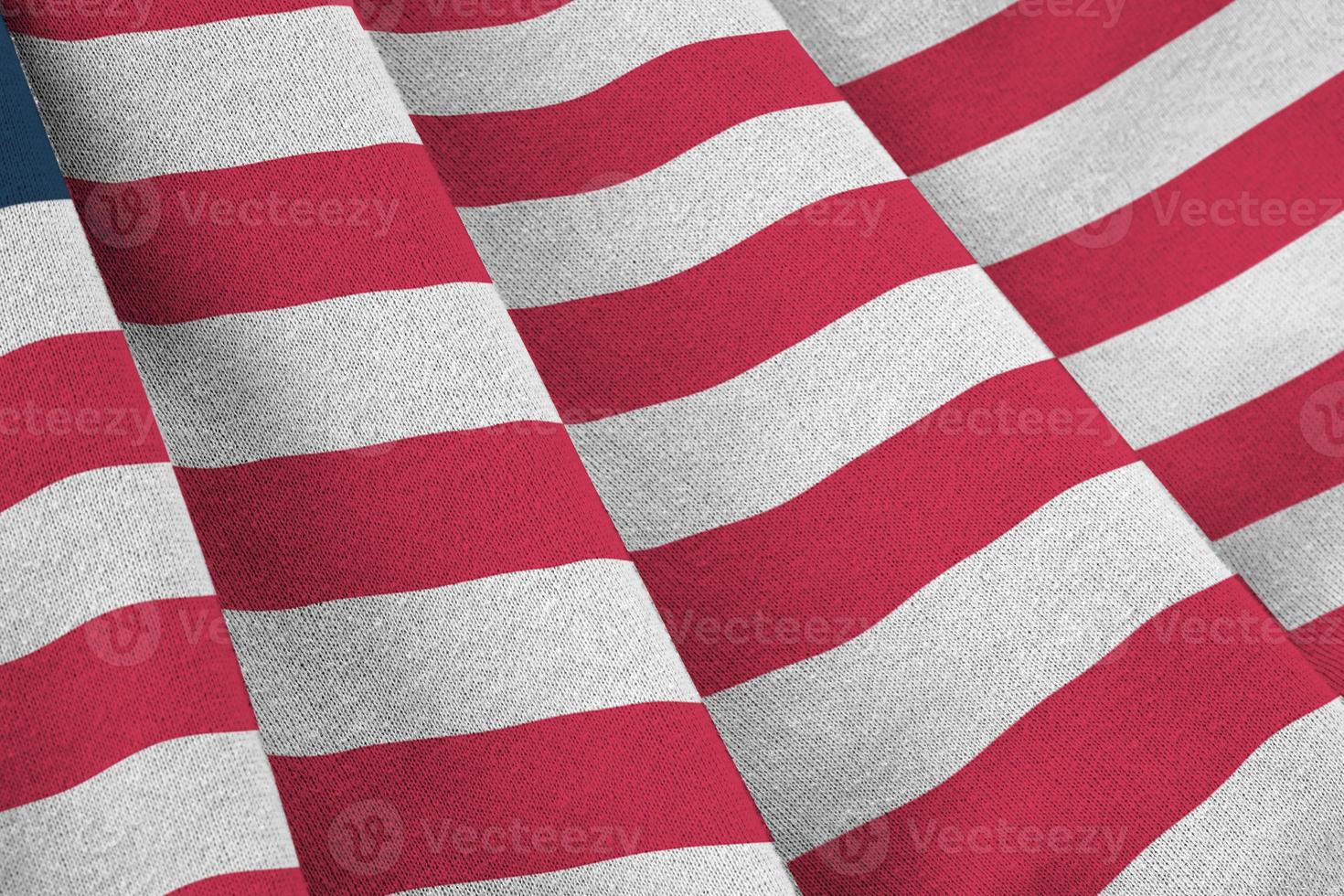 liberia-flagge mit großen falten, die nah oben unter dem studiolicht drinnen winken. die offiziellen symbole und farben im banner foto