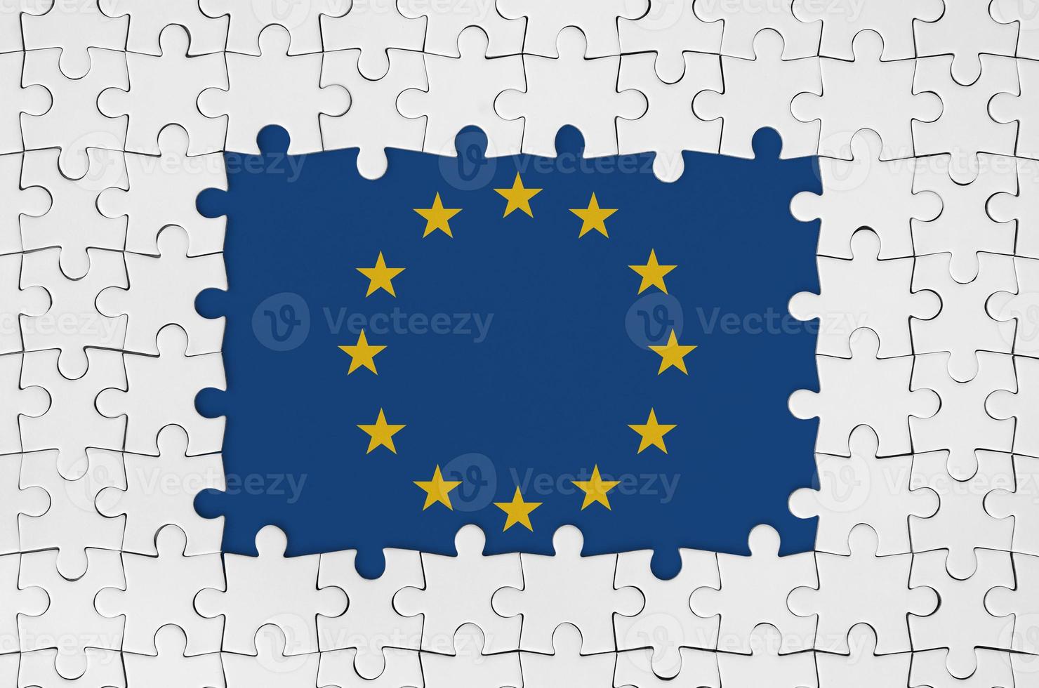 europäisch Union Flagge im Rahmen von Weiß Puzzle Stücke mit fehlt zentral Teil foto