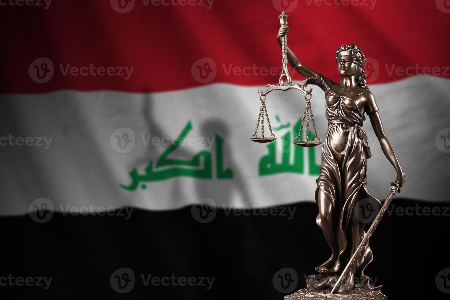 Irak Flagge mit Statue von Dame Gerechtigkeit und Justiz Waage im dunkel Zimmer. Konzept von Beurteilung und Bestrafung foto