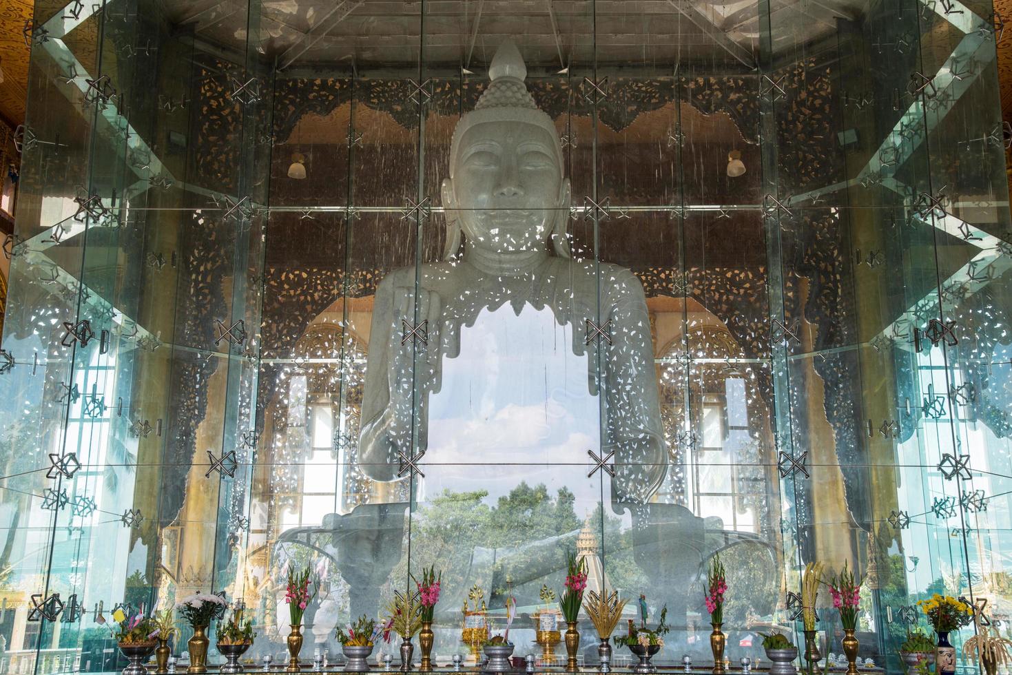 Kyauk tau gyi das größten Marmor Sitzung Buddha Bild im Yangon Gemeinde von Myanmar. foto