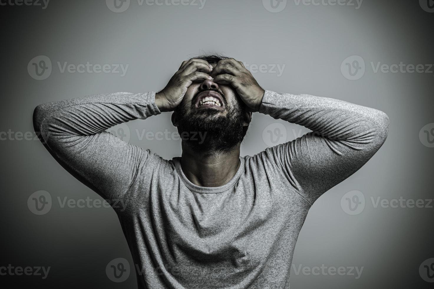 asiatisch gut aussehend Mann wütend auf Weiß Hintergrund, Porträt von jung Stress männlich Konzept foto