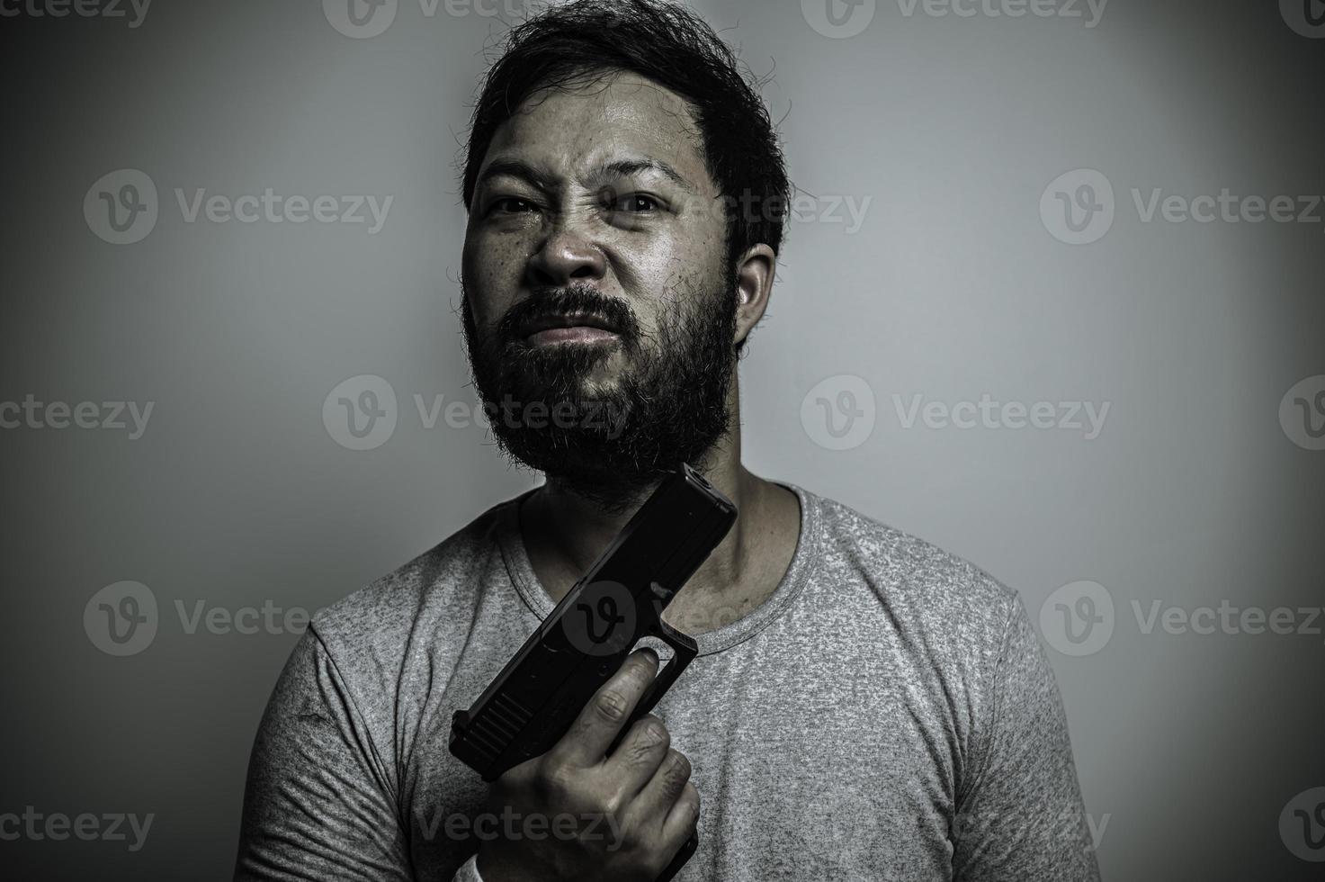 asiatisch gut aussehend Mann wütend auf Weiß Hintergrund, Porträt von jung Stress männlich Konzept foto