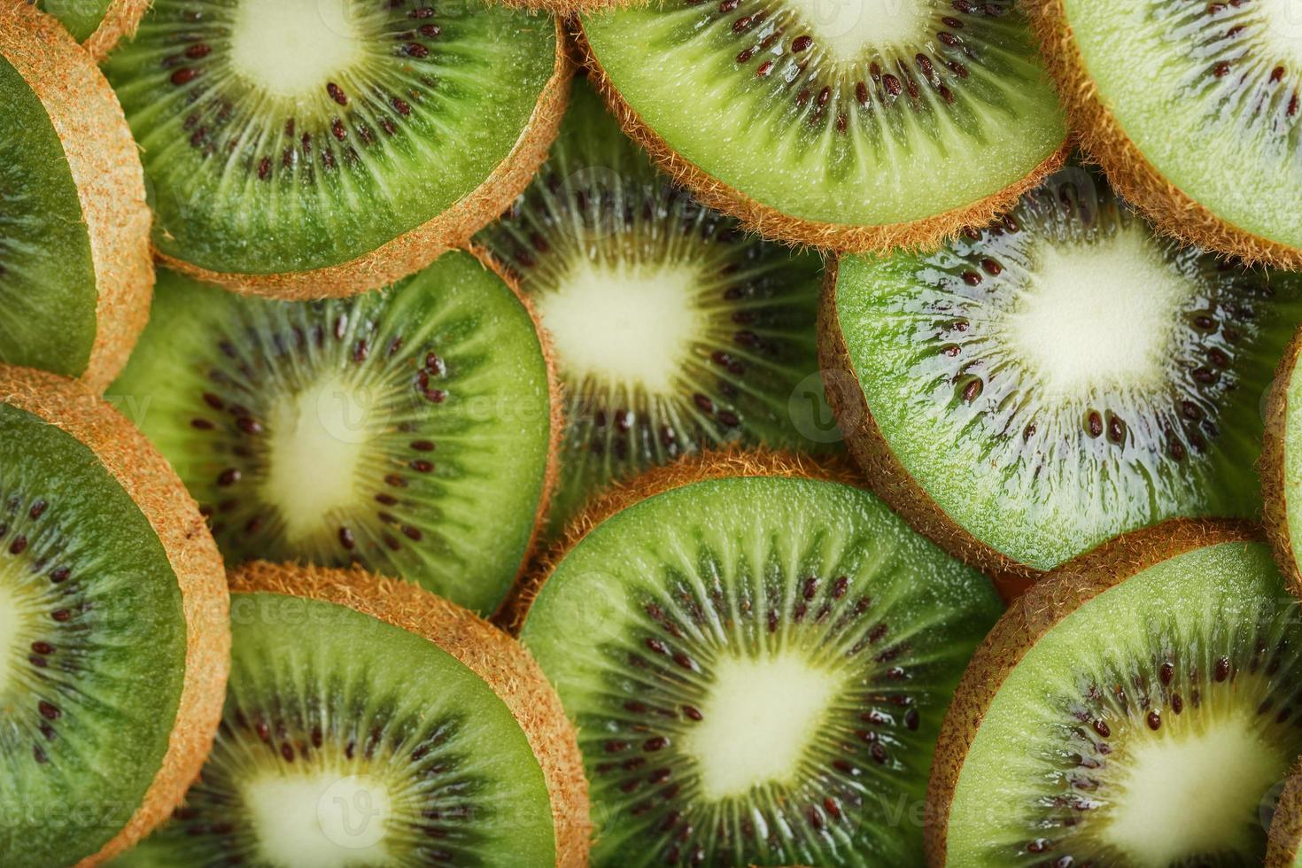 Kiwi Obst Nahansicht Keile mit ein Muster im das bilden von ein Muster. foto