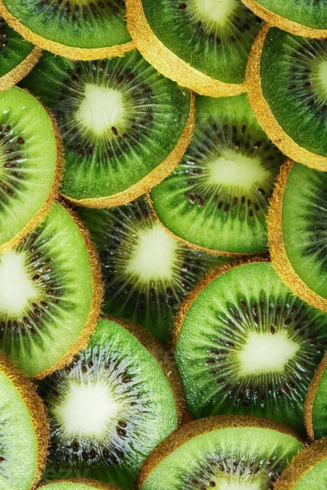 Kiwi Obst Schnitt in Scheiben, im voll Bildschirm wie ein Hintergrund. foto