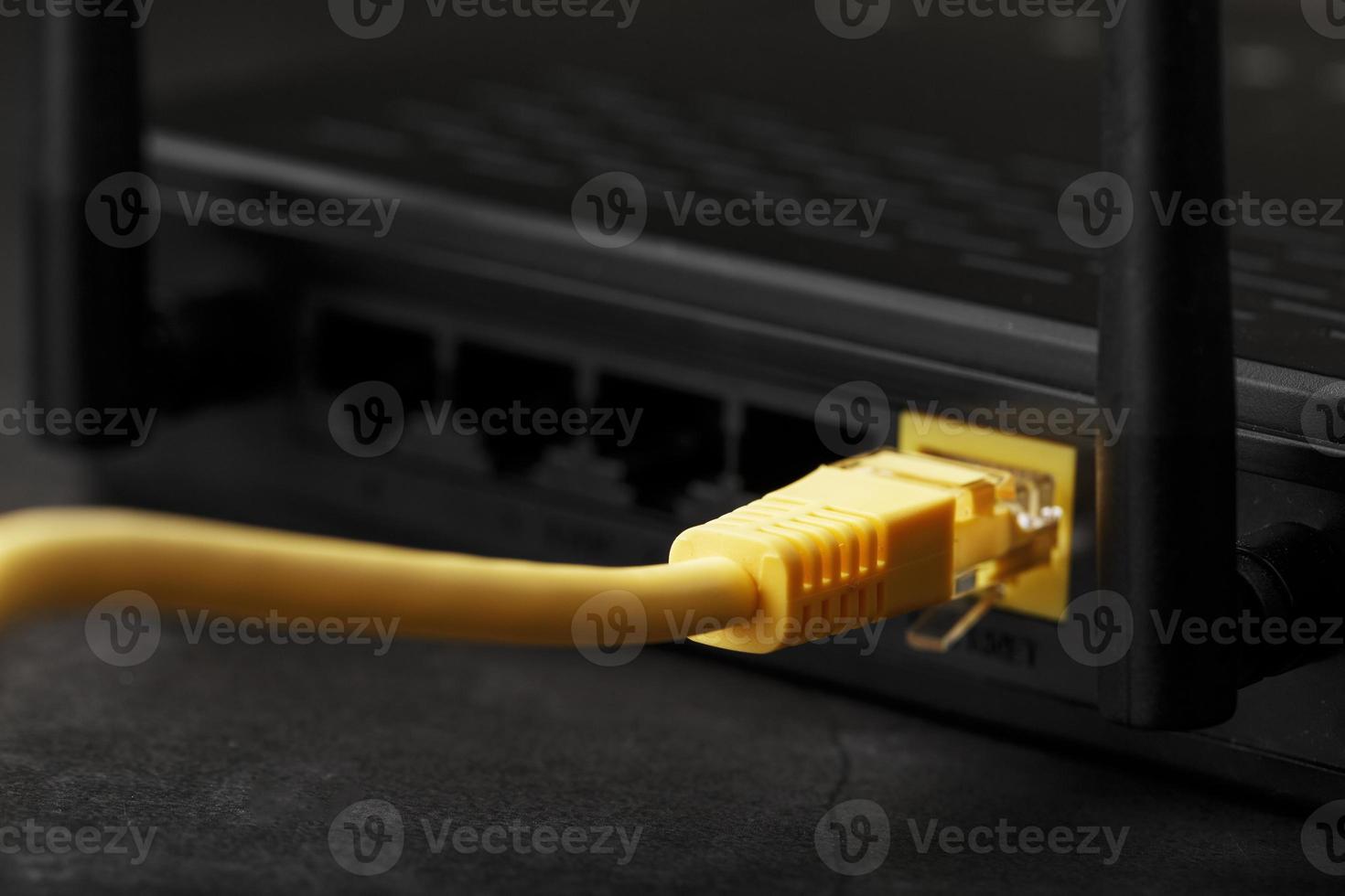 kabellos Modem Router mit Gelb Kabel und lan Hafen zum Verbindung auf ein schwarz Hintergrund. foto