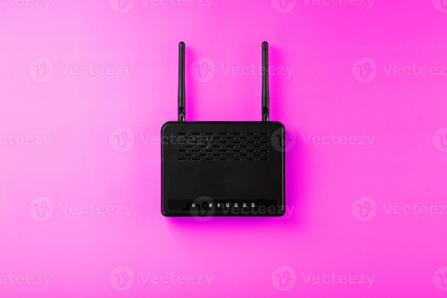 Router mit kabellos lan Technologie mit Geräte basierend auf ieee 802.11 Standards auf ein Rosa Hintergrund, oben Aussicht von kostenlos Raum. isoliert foto
