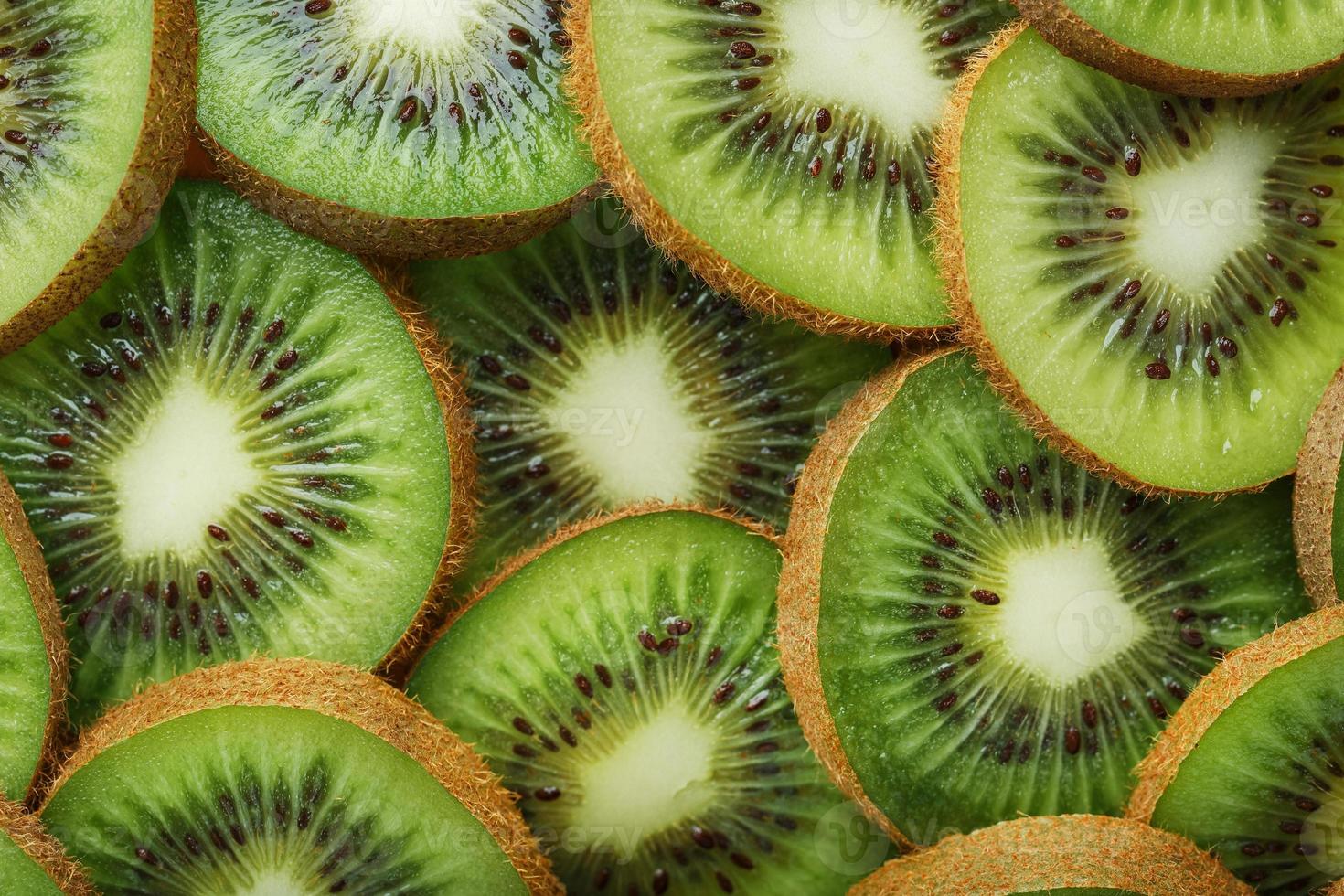 Kiwi Obst Nahansicht Keile mit ein Muster im das bilden von ein Muster. foto