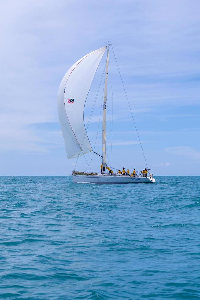 Chaweng Beach, Thailand, 25. Mai 2019 - weißes Segelbootrennen im Wasser foto