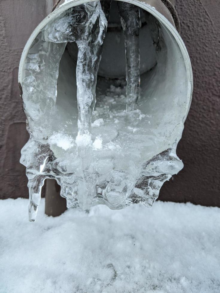 Eis im Weiß Plastik ablassen Rohr foto