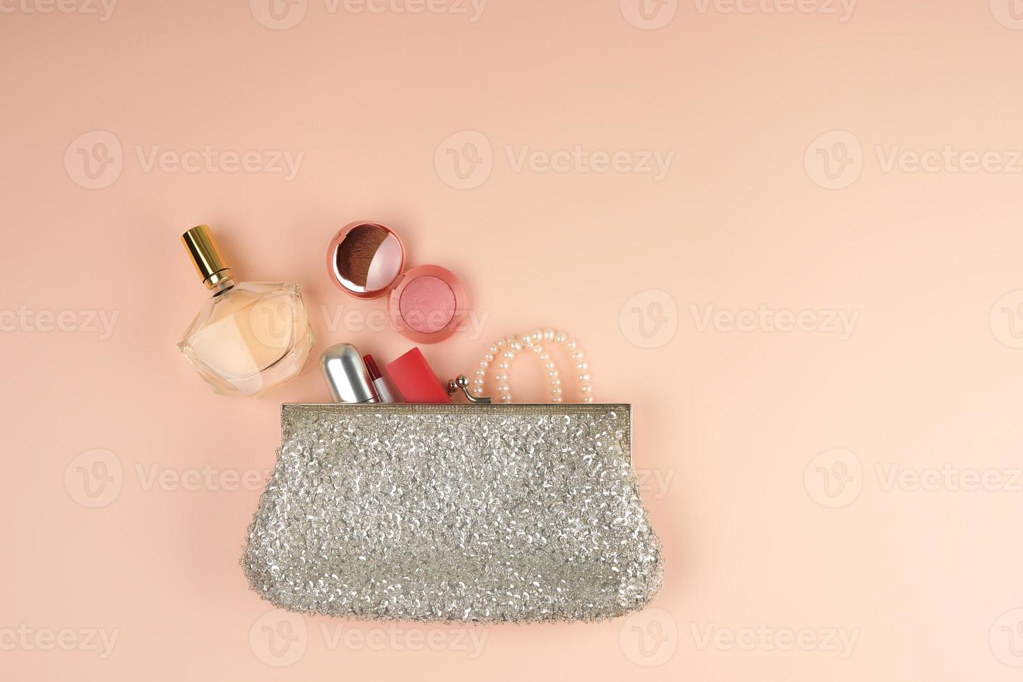 offene silberne Clutch und Kosmetik fielen aus der Mitte foto