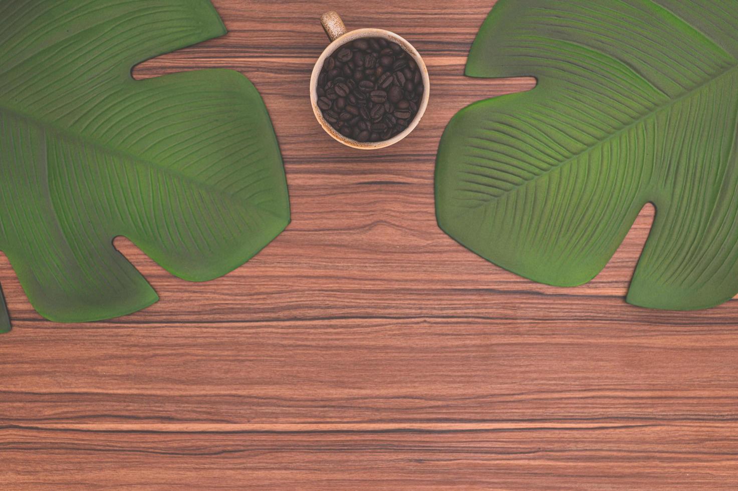 Kaffeetasse und Blätter auf dem Schreibtisch foto