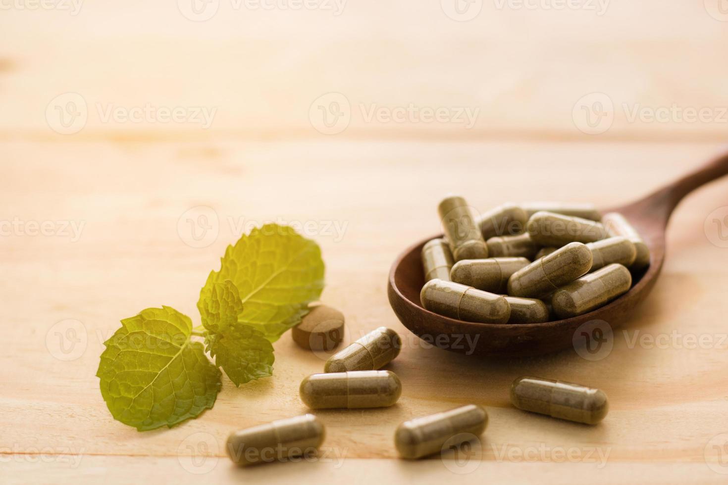 Kräutermedikament oder Pille auf Holzhintergrund foto