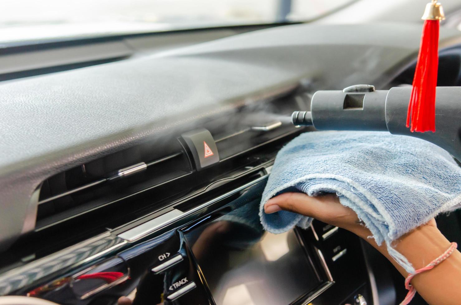 Reinigung der Klimaanlage eines Autos foto