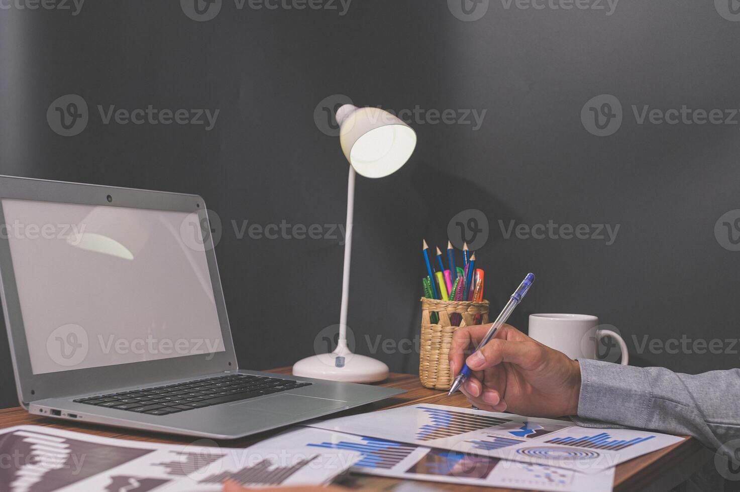 Geschäftsmann an seinem Schreibtisch foto