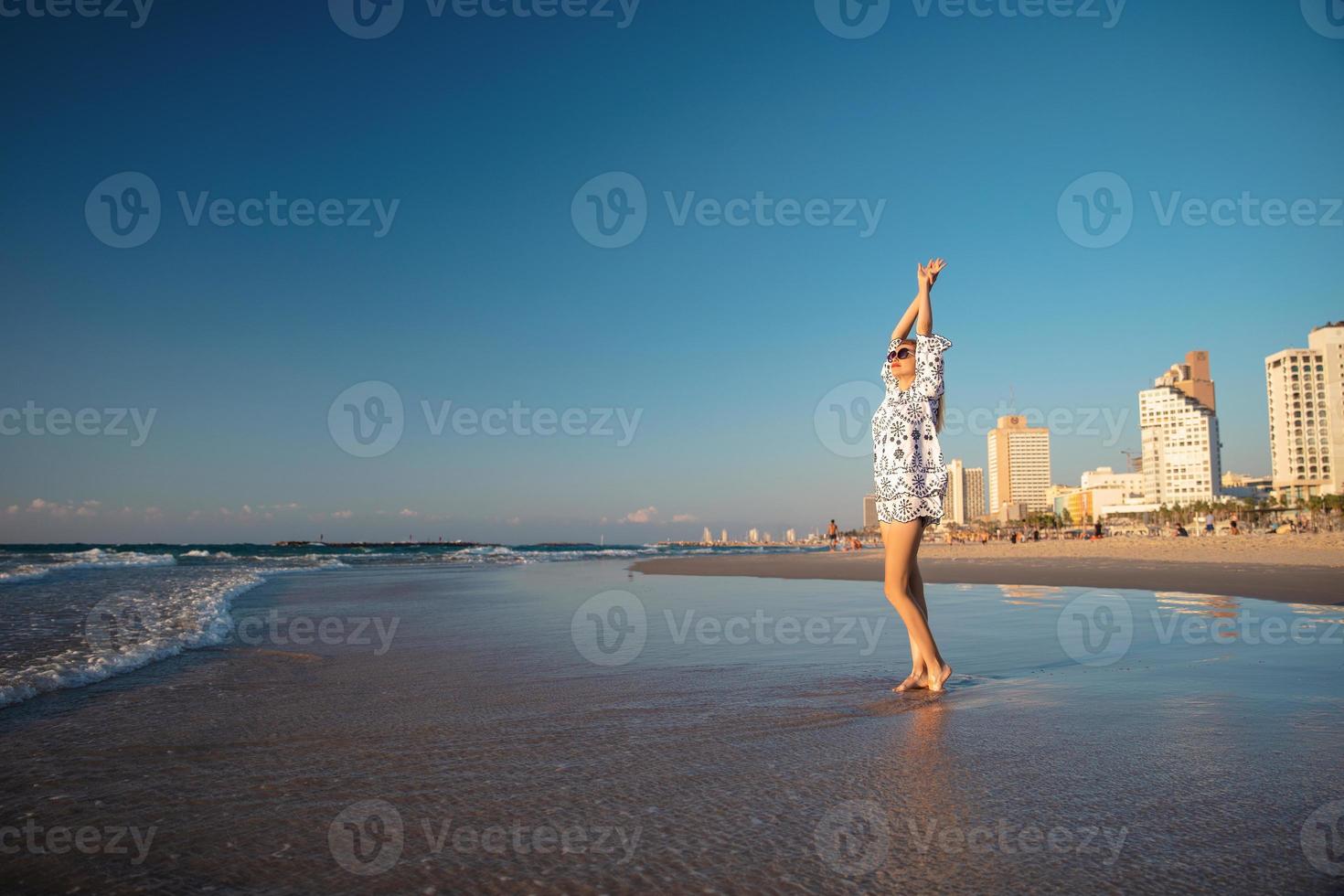 ziemlich Frau posieren auf das Strand foto