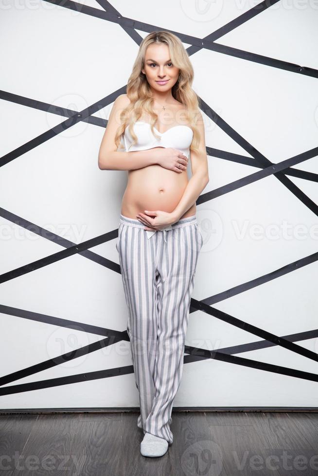 nett schwanger Dame posieren im Studio foto