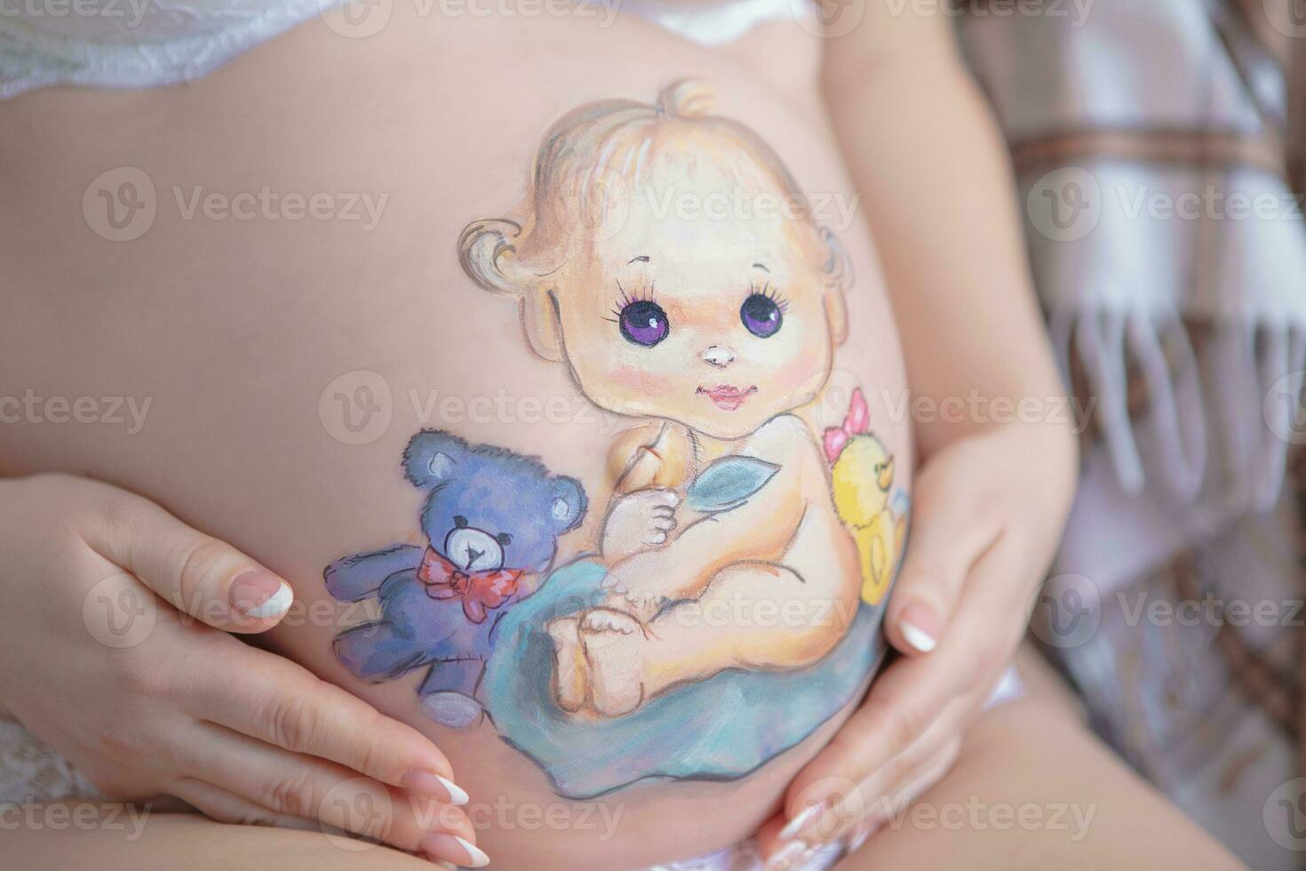 ziemlich Zeichnung auf das Bauch von ein schwanger Frau foto
