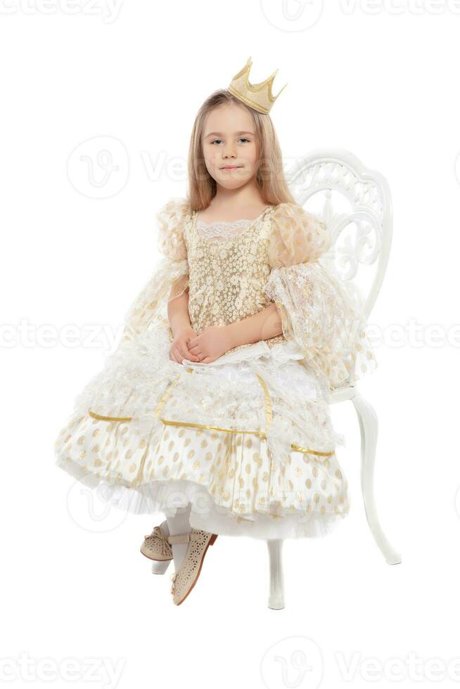 wenig charmant blond Mädchen im ein Prinzessin Kostüm foto