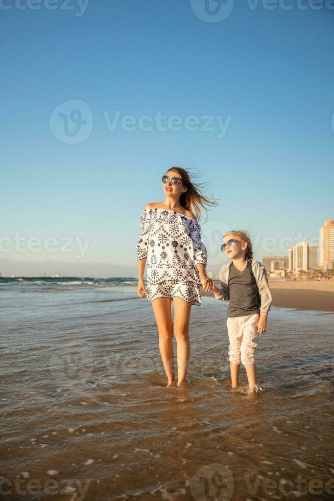 Mama mit ein klein Tochter Gehen barfuß foto