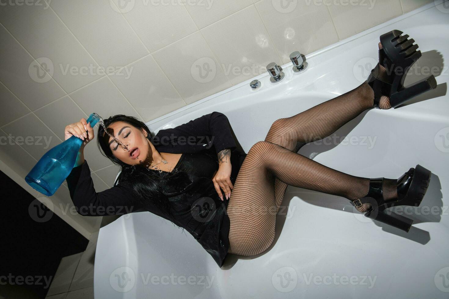 jung Frau posieren im ein Badewanne foto