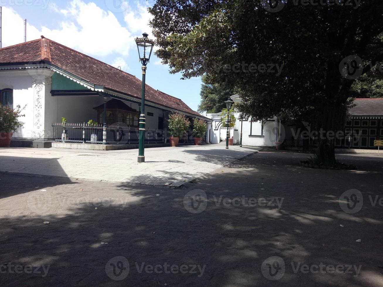 Straße und Park im das alt Stadt, Dorf foto