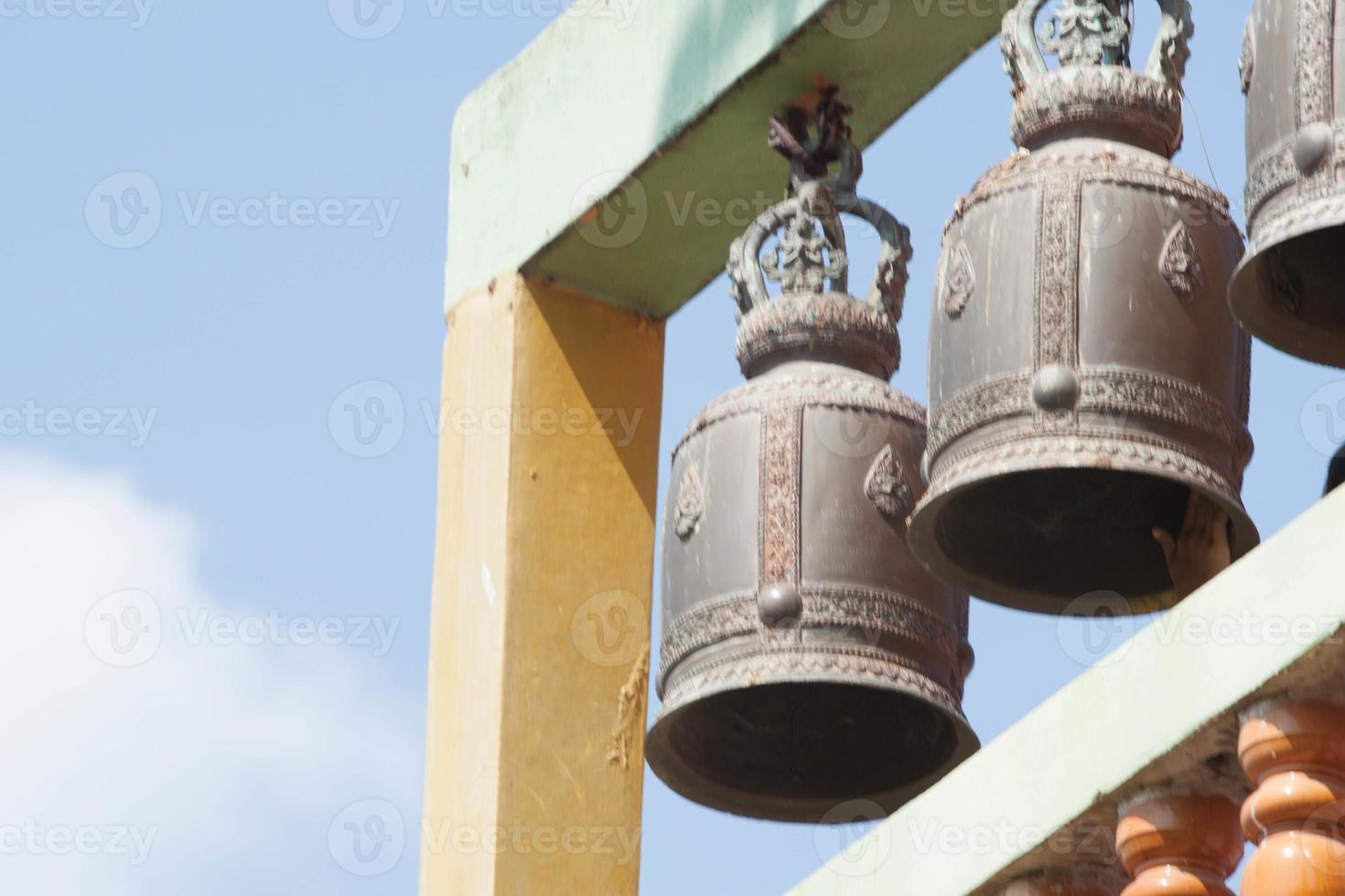 Glocken gebaut auf hoch Berge gemacht von Messing- und das Klang von Glocken Klingeln während das thailändisch Tempel Hügel im ländlich Thailand. foto
