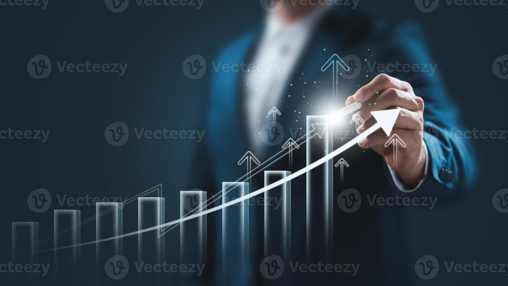 global Geschäft Wachstum Analyse und Anlagegut Investition Diagramm Geschäft und Finanzen oben Pfeil holographisch wirtschaftlich Diagramm, global wirtschaftlich Trend Analyse, finanziell Graph Analyse auf virtuell Bildschirm. foto