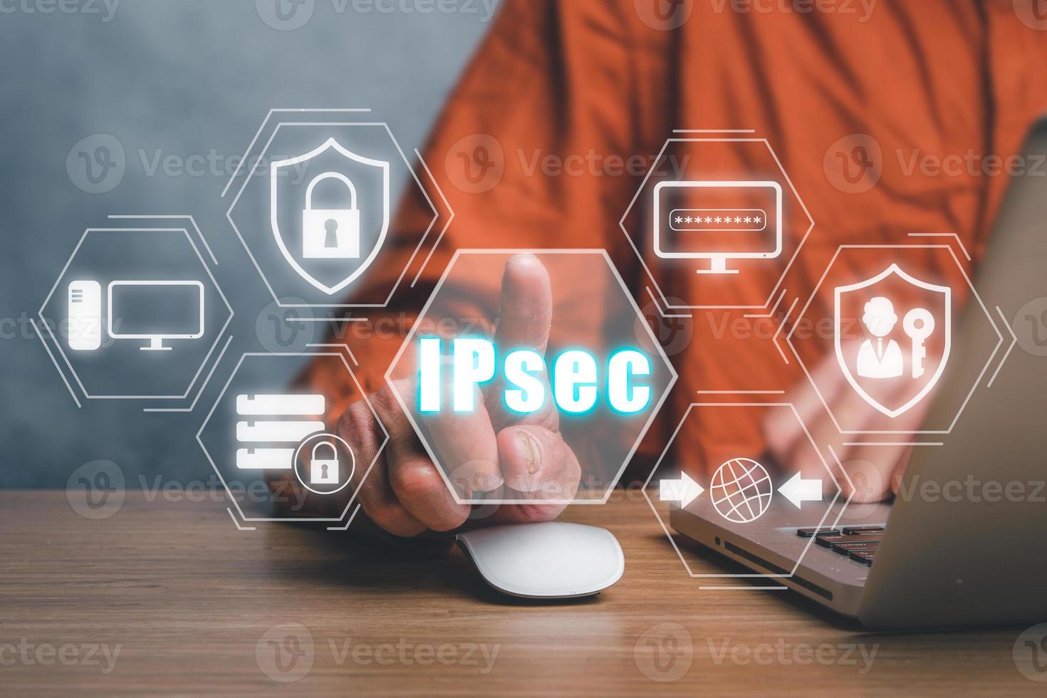ipsec-, Internet- und Schutznetzwerk-Vektorkonzept, Person, die einen Laptop-Computer verwendet und das ipsec-Symbol auf dem virtuellen Bildschirm mit der Hand berührt. foto