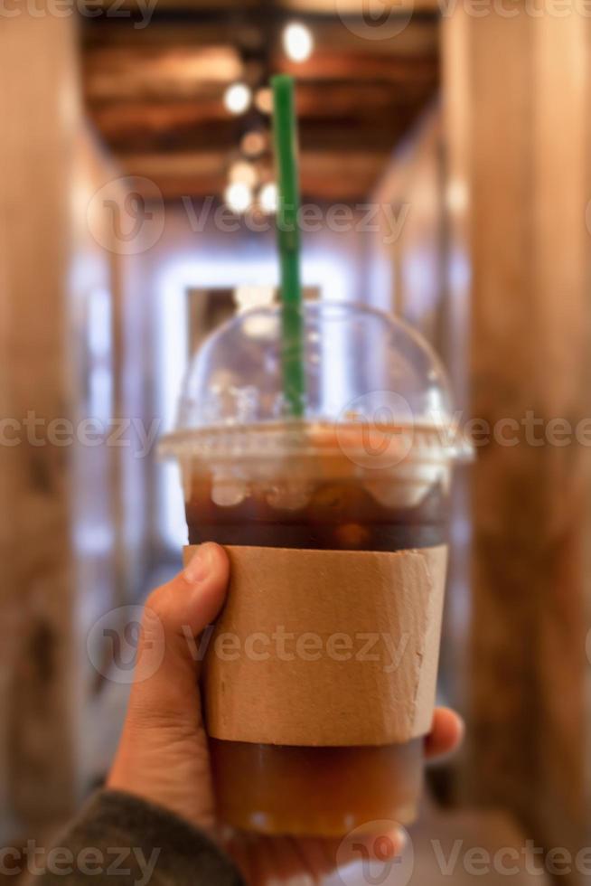 Hand halten vereist Kaffee mit Orange foto