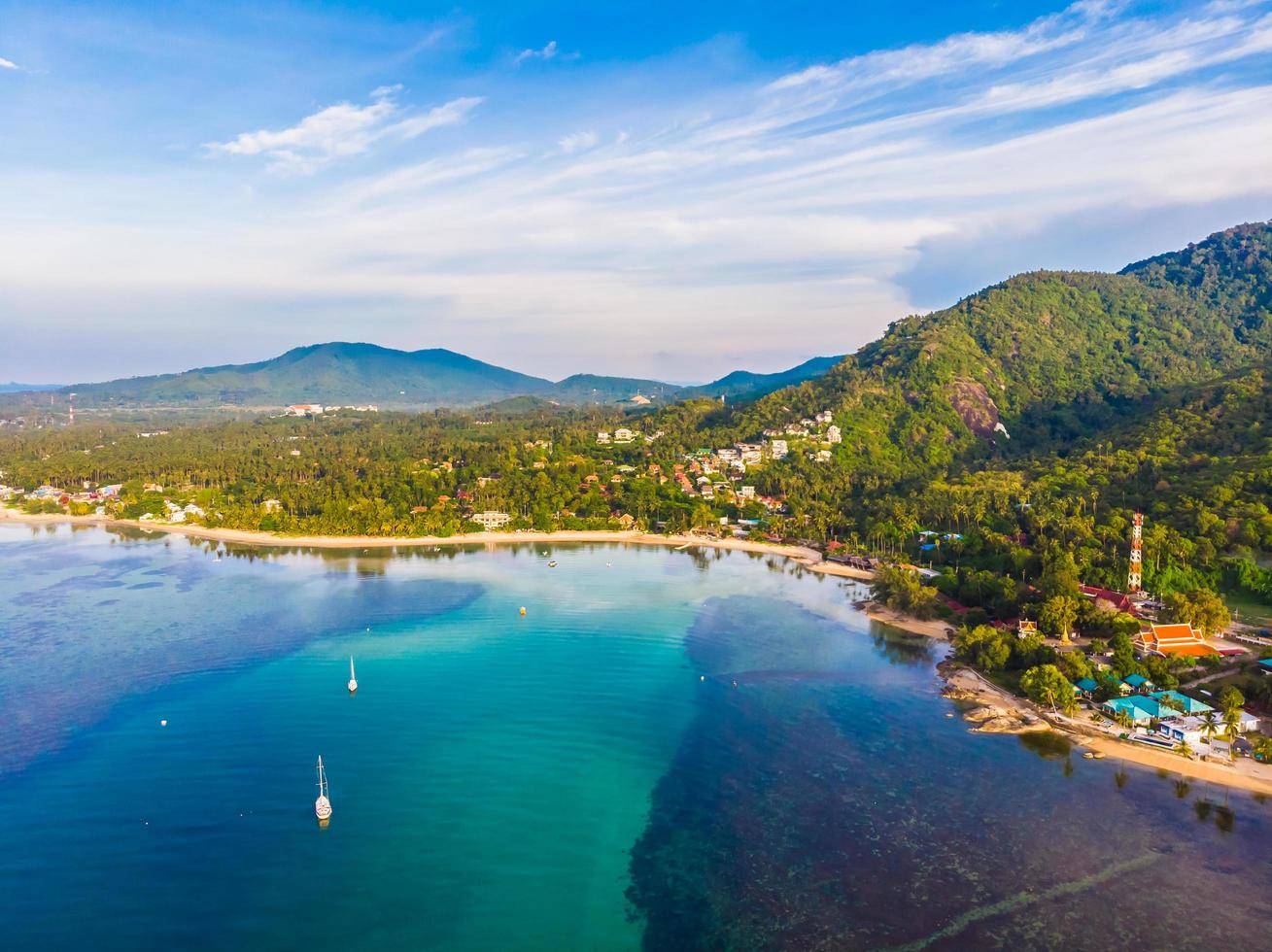 Luftaufnahme des schönen tropischen Strandes auf Koh Samui Island, Thailand foto