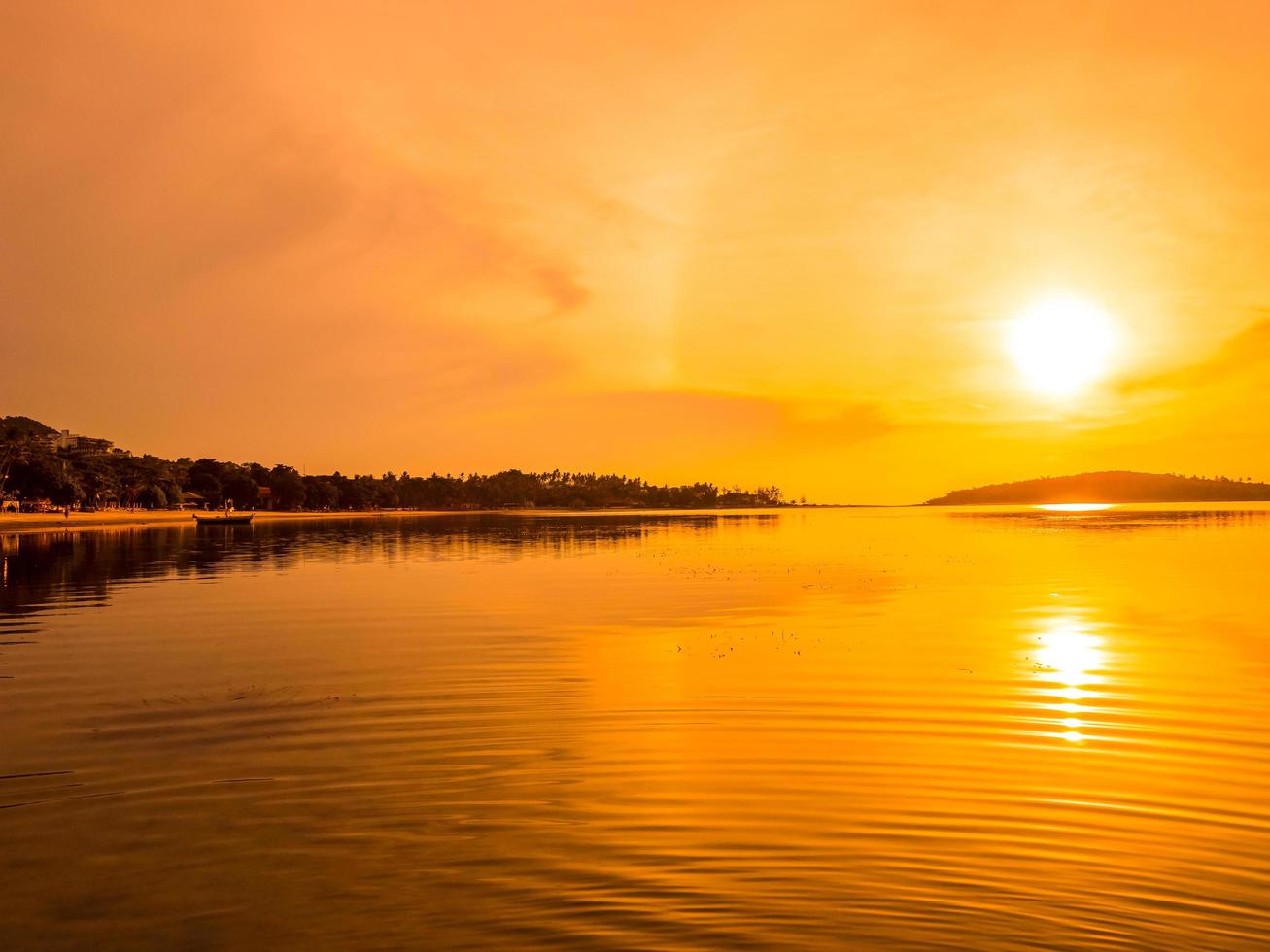 schöner tropischer Strand bei Sonnenaufgang foto