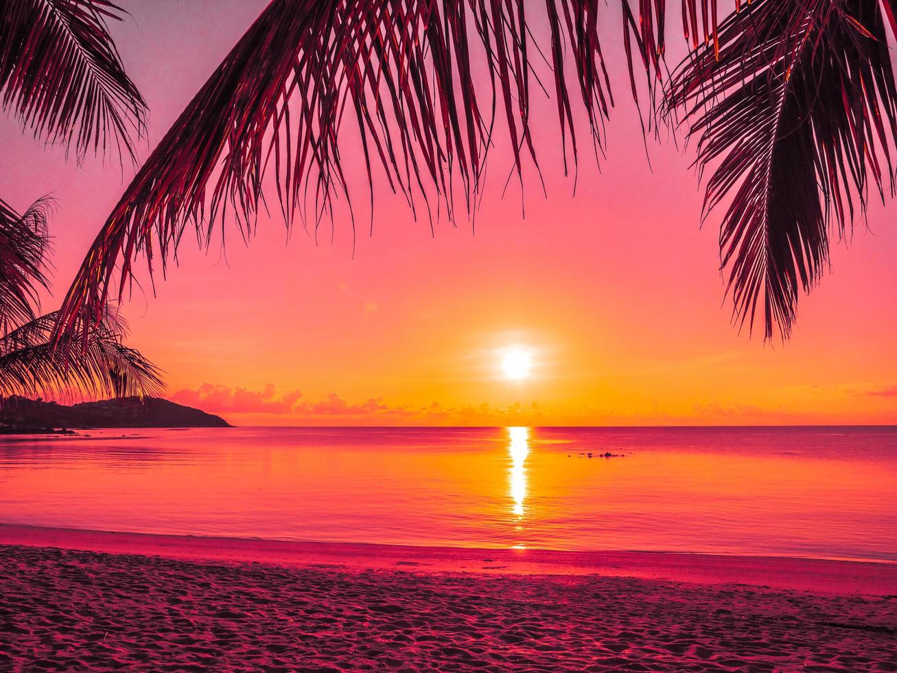 schöner tropischer Strand bei Sonnenaufgang foto