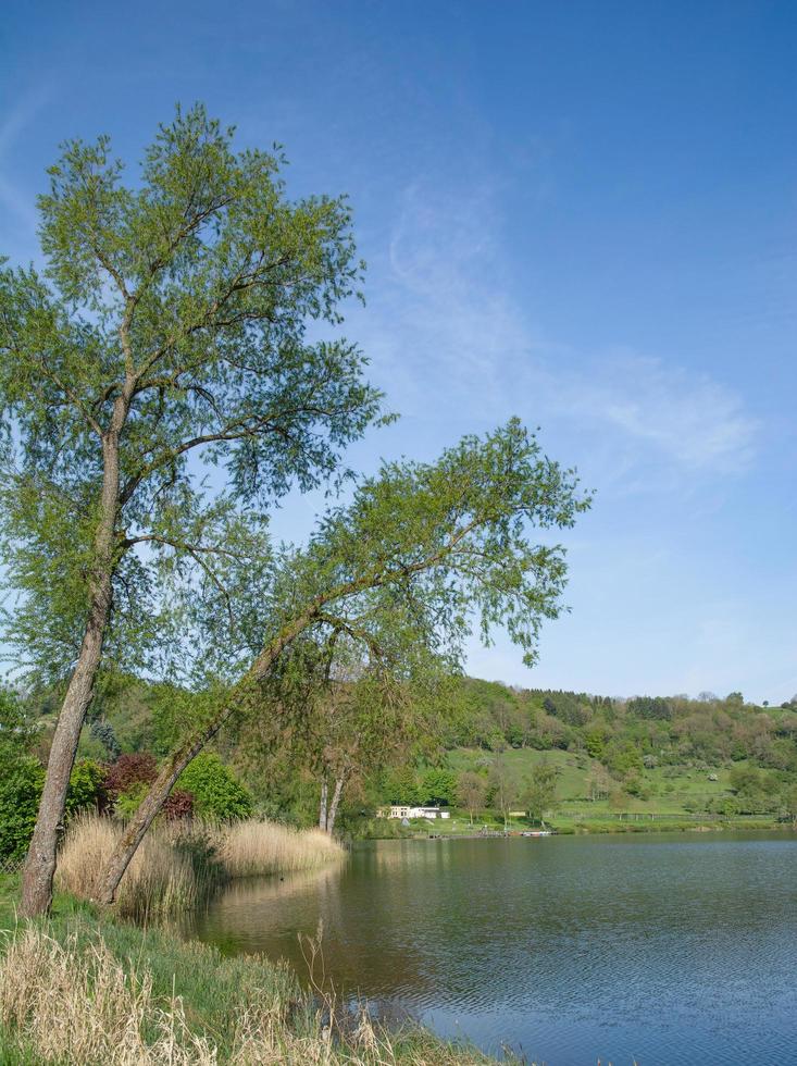 Vulkan See namens schalkenmehrener Maar, Eifel, Deutschland foto