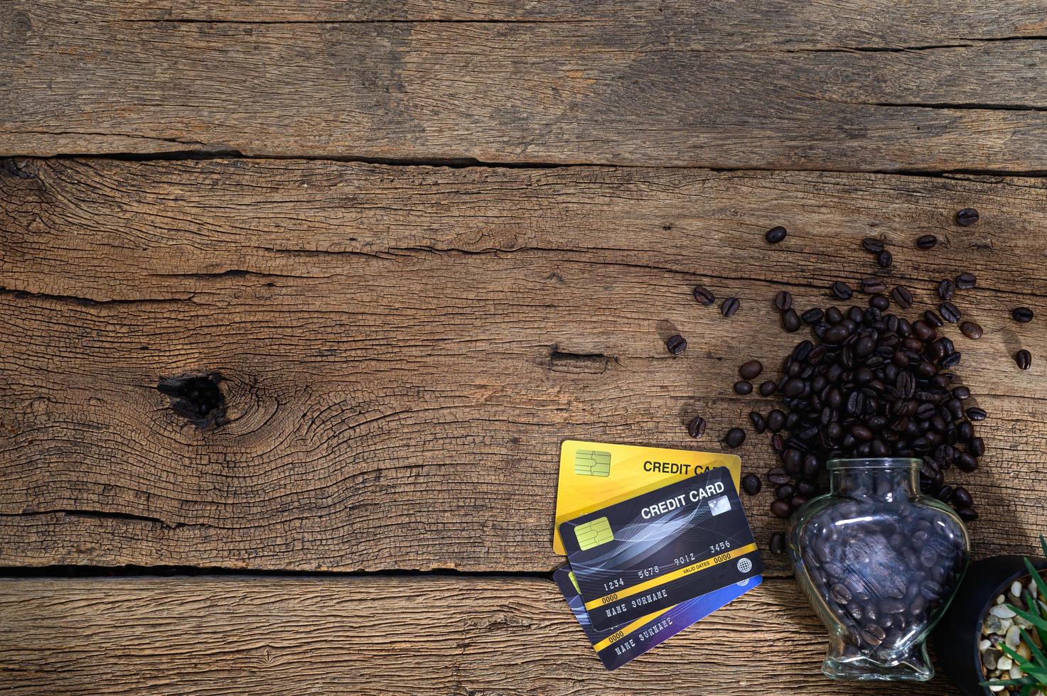 Kreditkarten und Kaffeebohnen auf dem Tisch foto