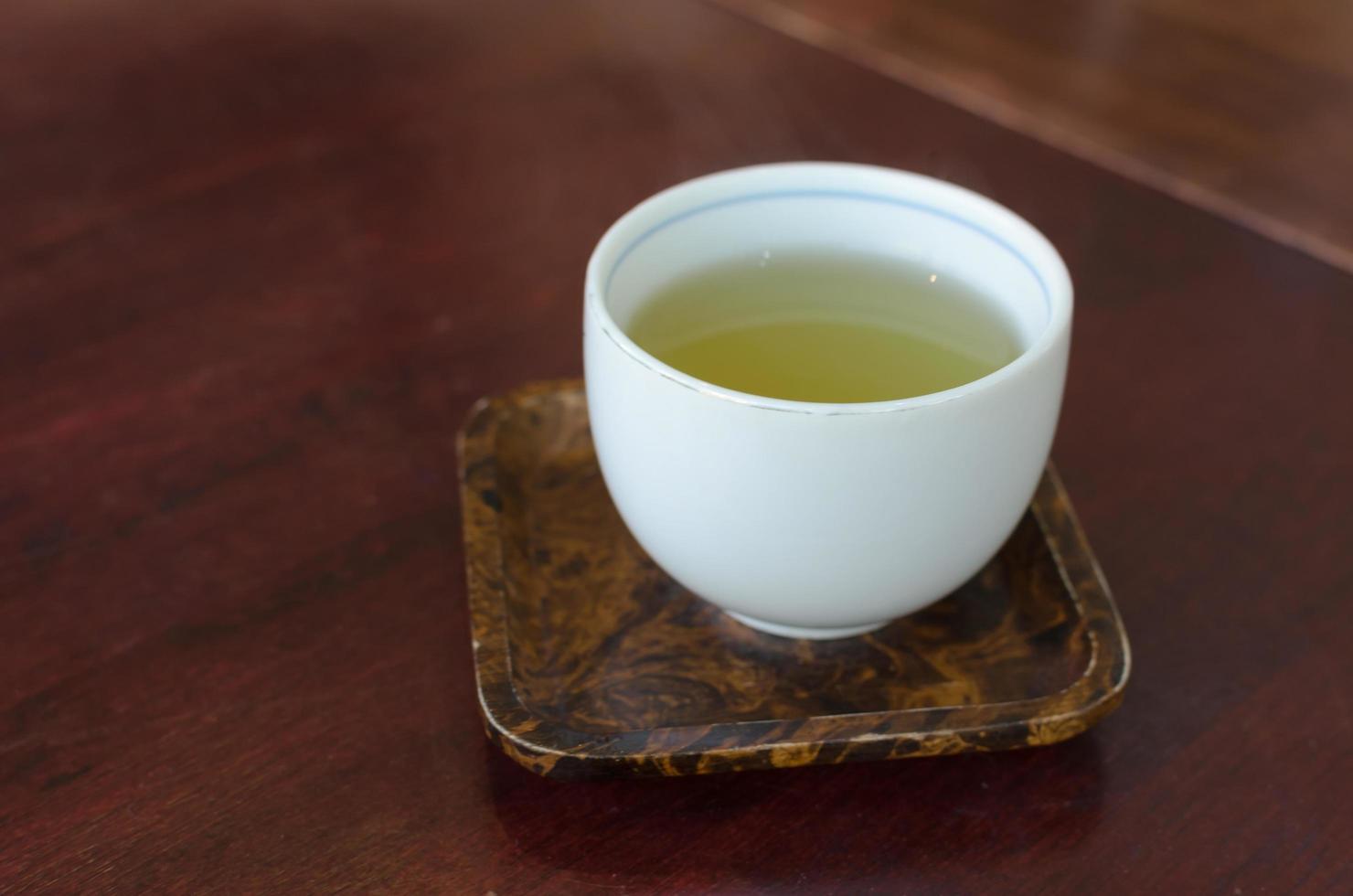 grüner Tee in einer weißen Tasse foto