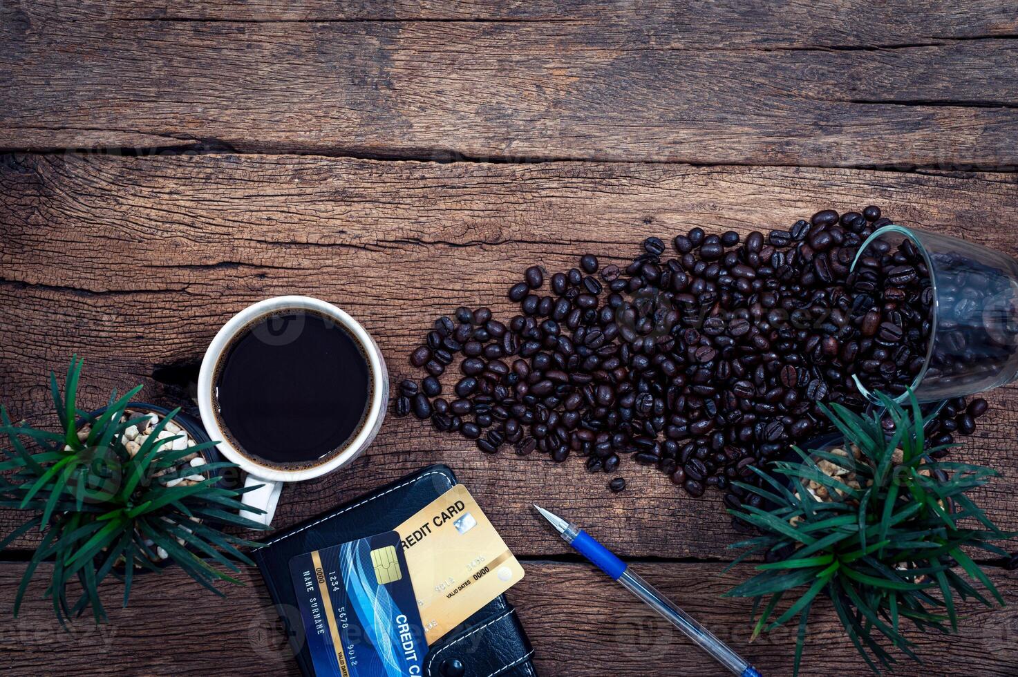 Kreditkarten und Kaffeebohnen auf dem Tisch foto