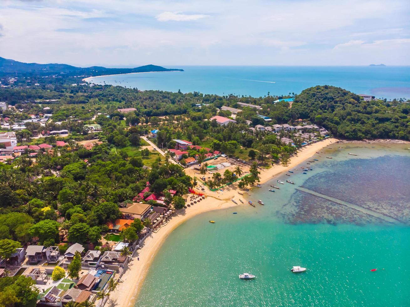 Luftaufnahme des schönen tropischen Strandes auf Koh Samui Island, Thailand foto