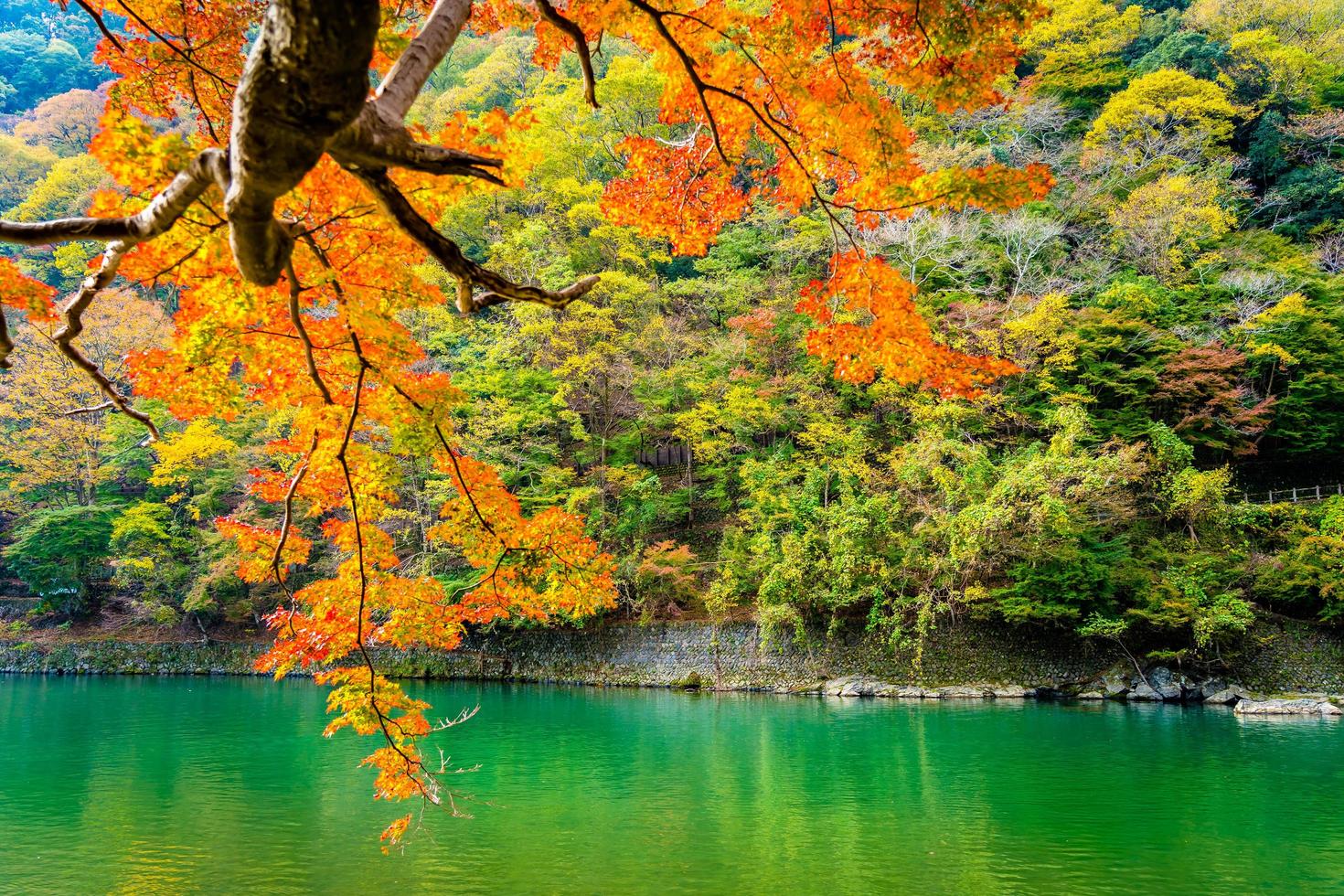 schöner arashiyama Fluss bei Kyoto, Japan foto