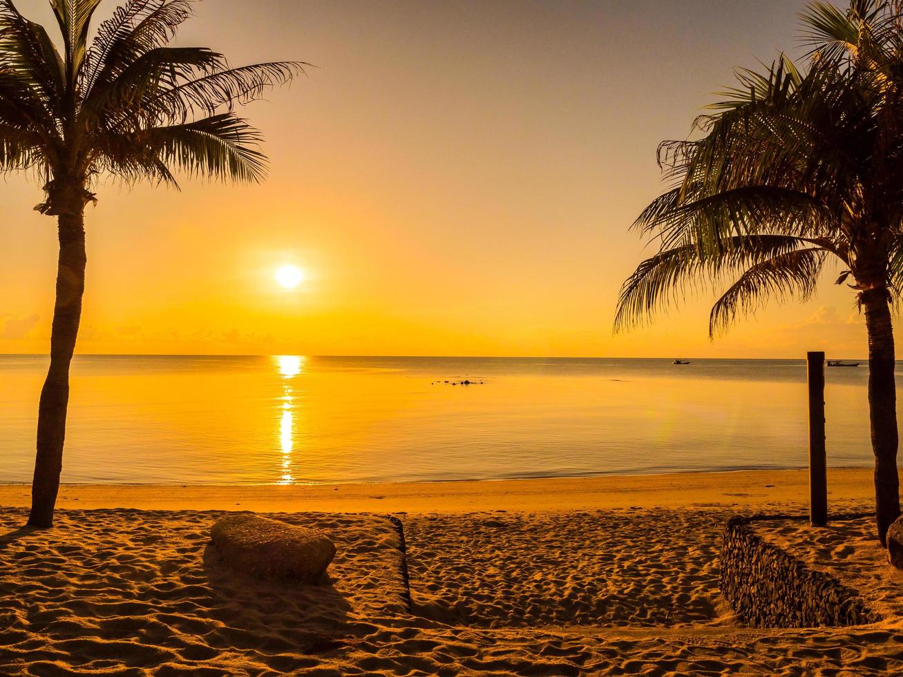 schöner tropischer Strand bei Sonnenaufgang foto