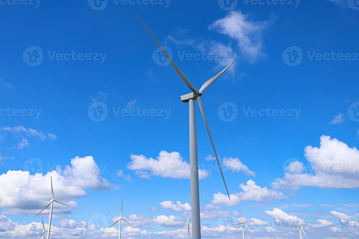 Windmühlenfarm mit bewölktem blauem Himmel foto