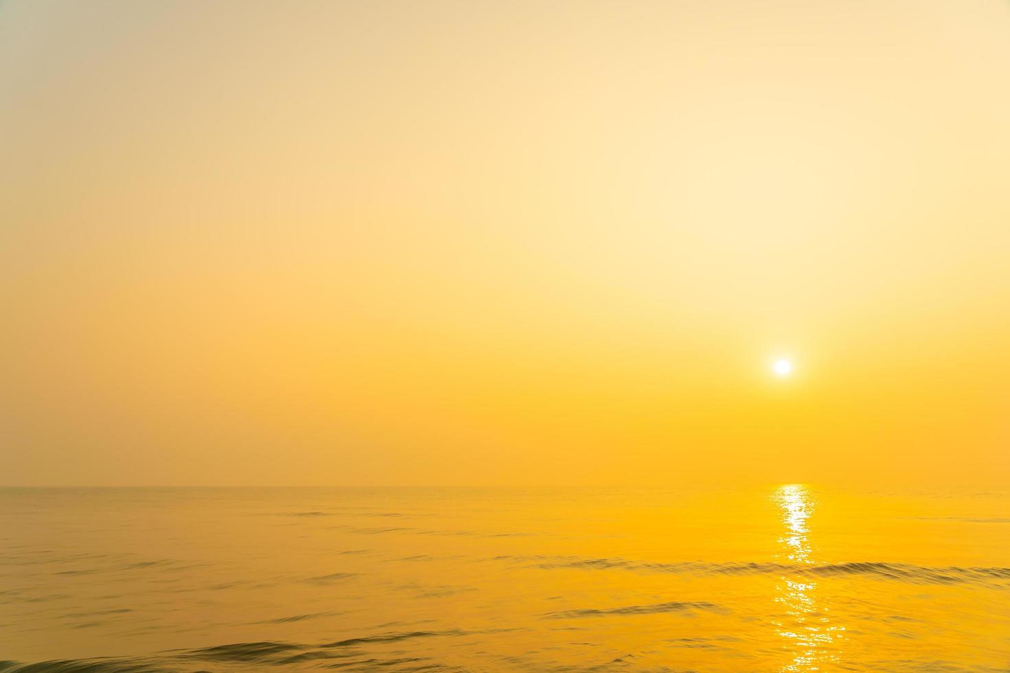 schöner tropischer Ozeanstrand bei Sonnenaufgang oder Sonnenuntergang foto