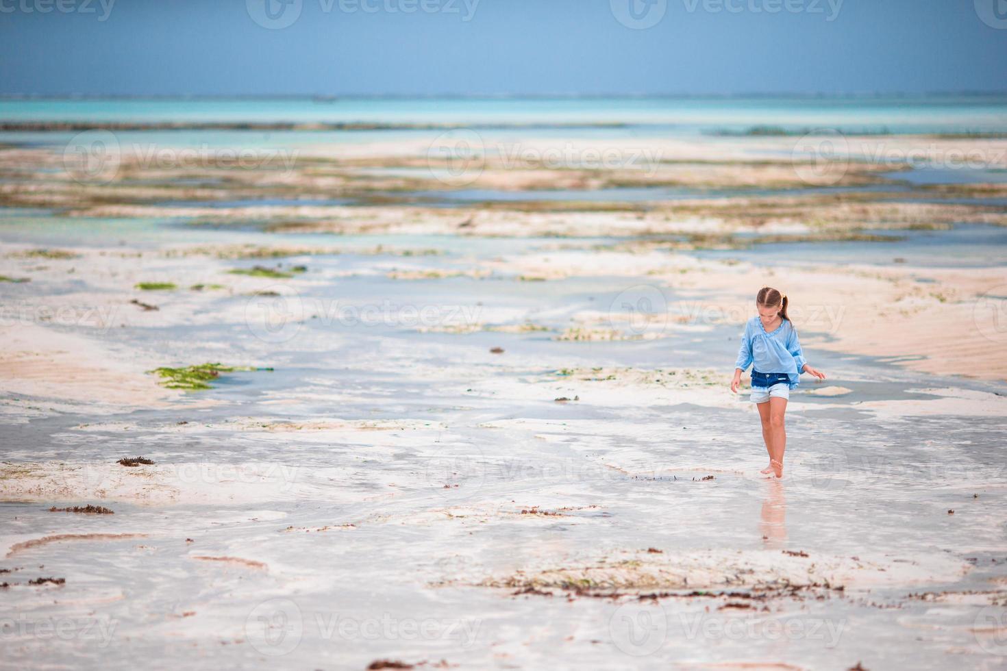 schön wenig Mädchen auf das Strand foto