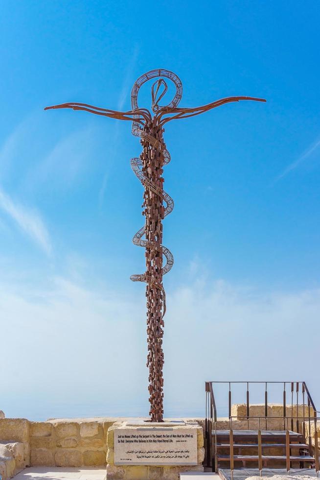 die schlangenkreuzskulptur auf dem berg nebo, jordan. foto