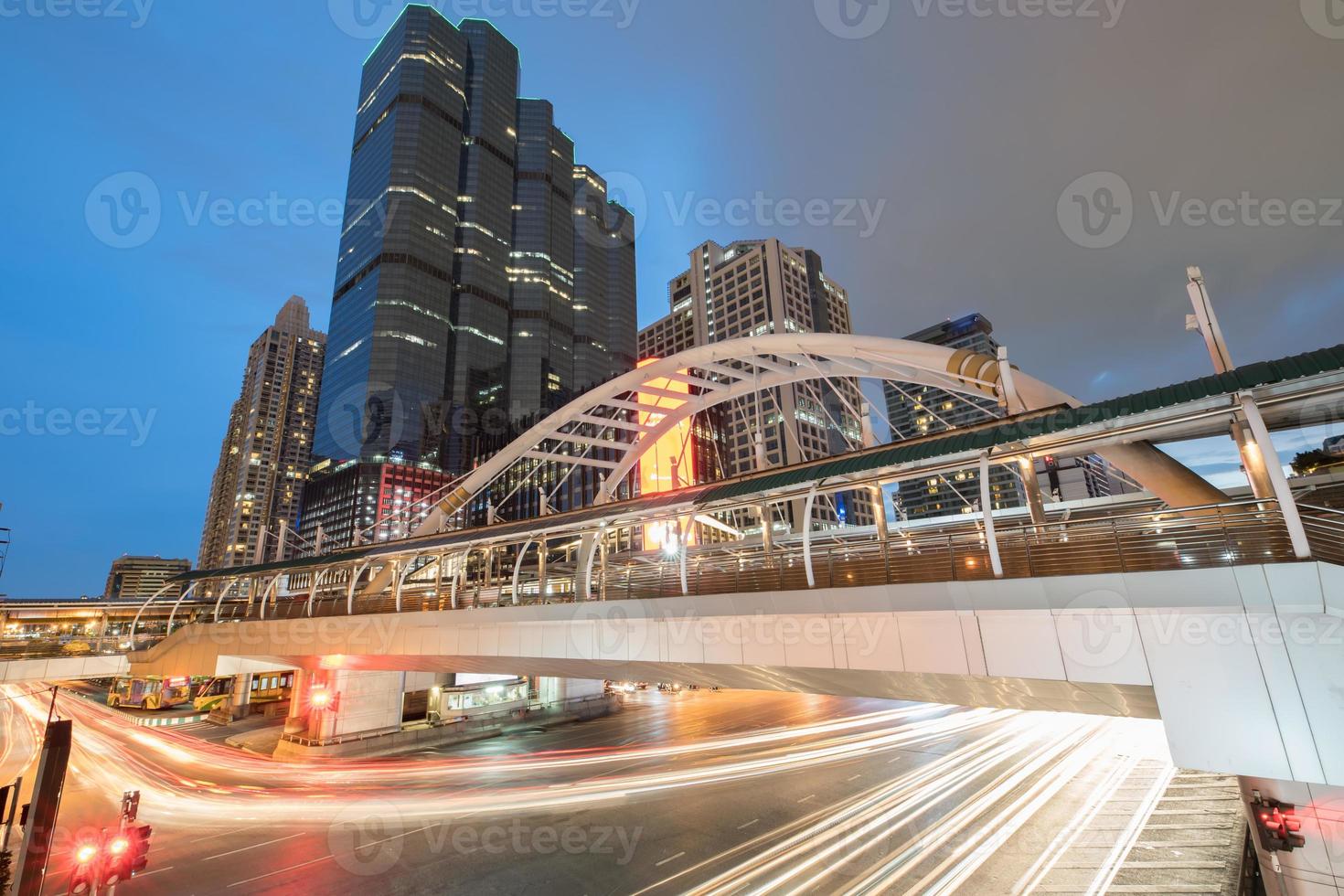 Langzeitbelichtung des Verkehrs in der Nacht foto