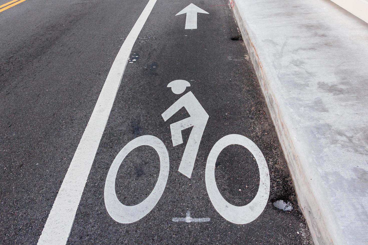 Fahrradschild auf Fahrradweg auf Asphaltstraße foto