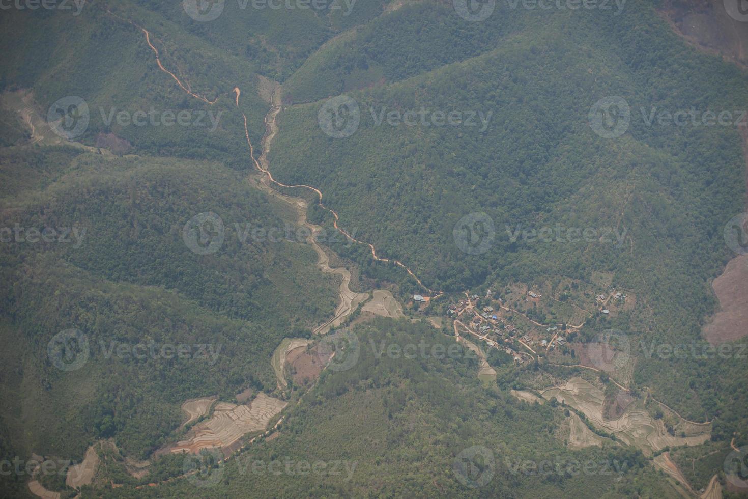 Luftaufnahme eines Dorfes und der Berge foto